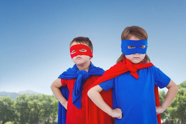 Niños enmascarados fingiendo ser superhéroes — Foto de Stock