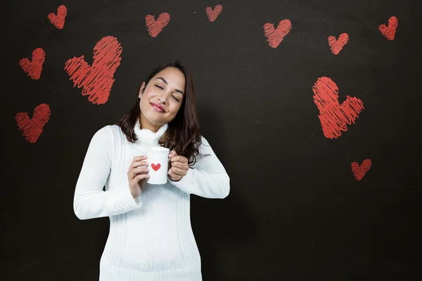 Sonriente pareja sosteniendo rojo corazón forma — Foto de Stock