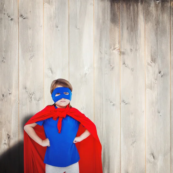 Chica enmascarada fingiendo ser superhéroe — Foto de Stock