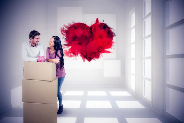 Sonriente pareja sosteniendo rojo corazón forma —  Fotos de Stock