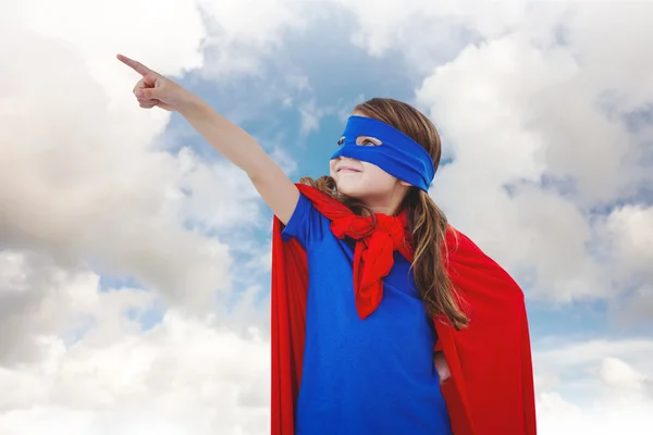 Gemaskerde meisje voorwenden om superheld — Stockfoto