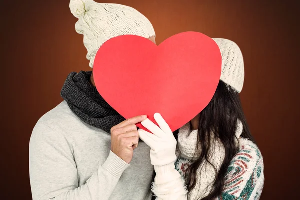 Sorridente coppia in possesso di cuore di carta — Foto Stock