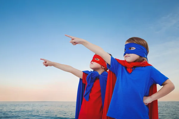 Maskierte Kinder geben sich als Superhelden aus — Stockfoto