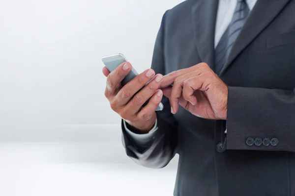 Zakenvrouw met behulp van slimme telefoon — Stockfoto