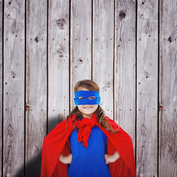 Mädchen gibt sich als Superheldin aus — Stockfoto