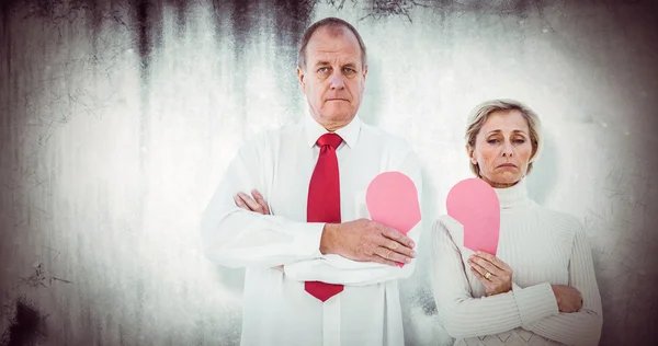 Ouder paar staande houden gebroken roze hart — Stockfoto