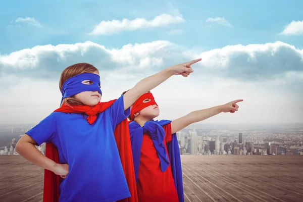 Maskerade barn låtsas vara superhjältar — Stockfoto