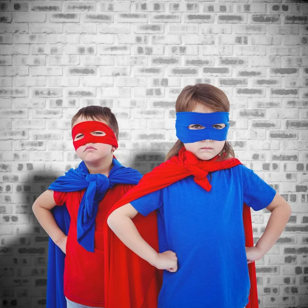 Niños fingiendo ser superhéroes — Foto de Stock