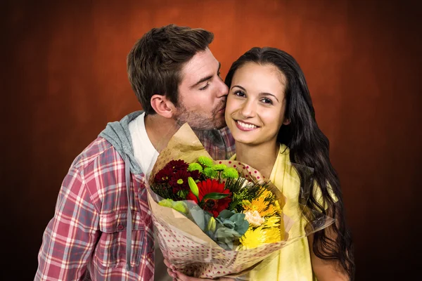 Vrouw met boeket en wordt gekust — Stockfoto