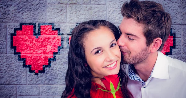 Lächelndes Paar mit rotem Herzen — Stockfoto