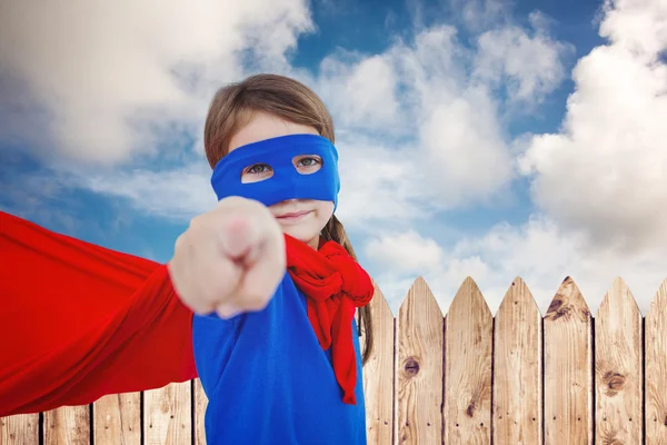 Chica enmascarada fingiendo ser superhéroe — Foto de Stock