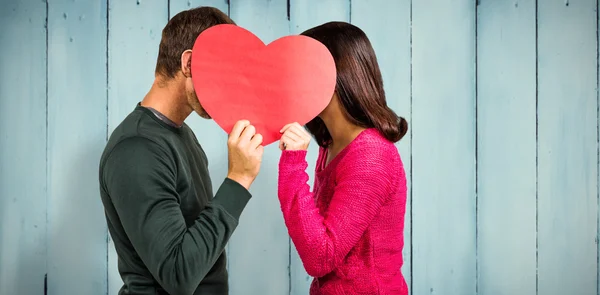 Par som täcker ansikten med hjärta form — Stockfoto