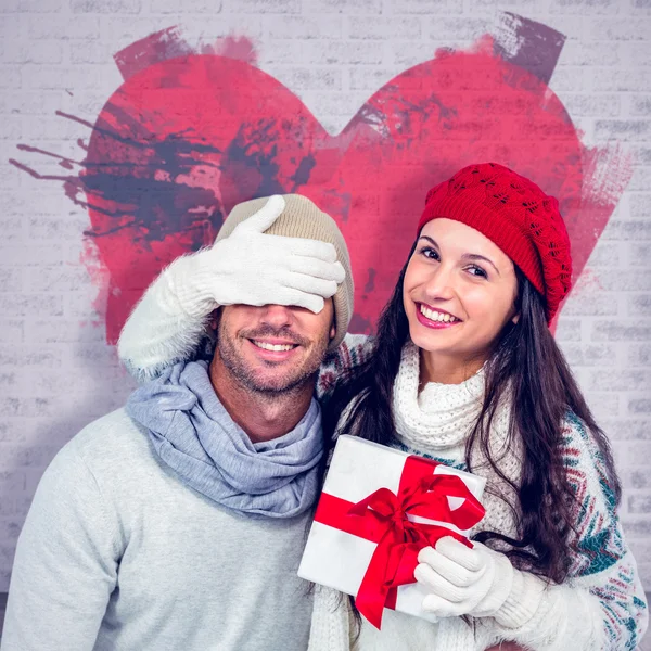 Sonriente pareja sosteniendo rojo corazón forma —  Fotos de Stock