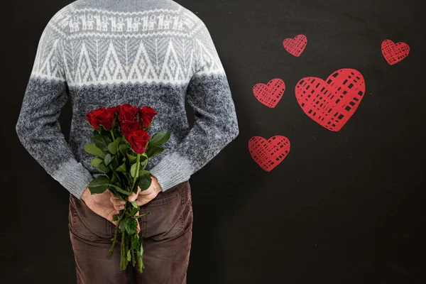 Couple souriant tenant forme de coeur rouge — Photo