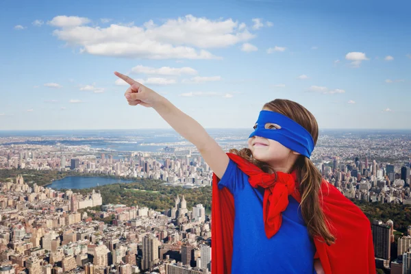 Menina mascarada fingindo ser super-herói — Fotografia de Stock