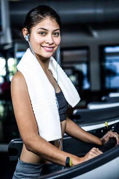 Femme avec casque utilisant tapis roulant — Photo