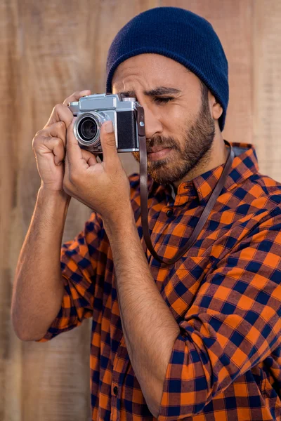 Hipster uomo d'affari fotografare attraverso la fotocamera — Foto Stock