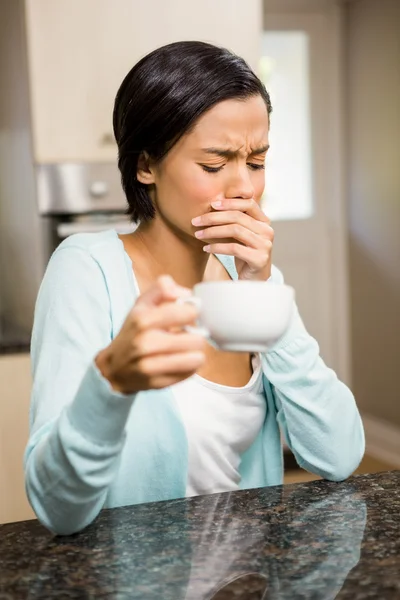 Mujer frunciendo el ceño con dolor de muelas sosteniendo taza — Foto de Stock