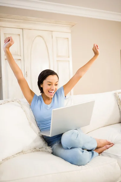 Mulher usando laptop e levantando braços — Fotografia de Stock