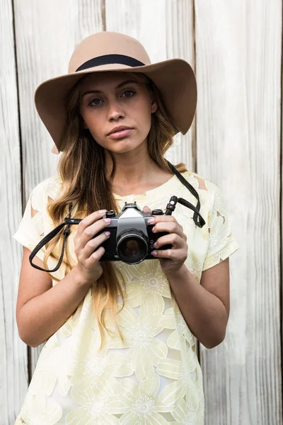 Rustige jonge vrouw poseren — Stockfoto