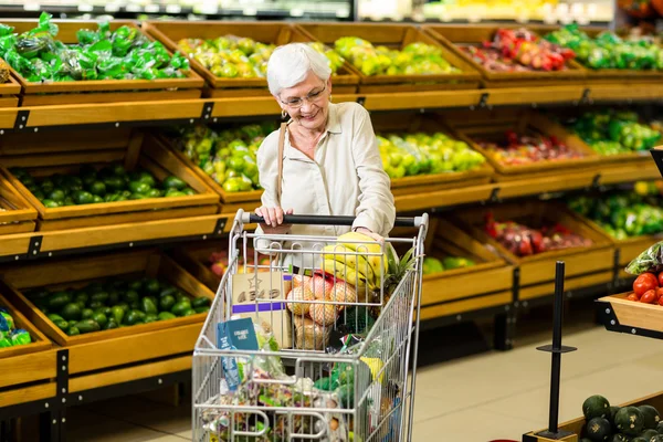 Banán elhelyezés neki vizsgálókocsi idősebb nő — Stock Fotó