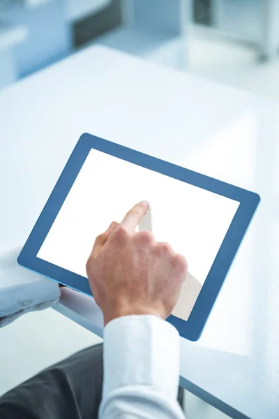 Man hand met behulp van Tablet PC — Stockfoto