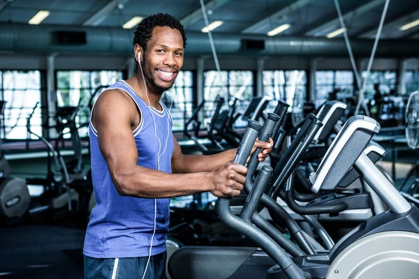 Man working out with headphones on — Stock Photo, Image