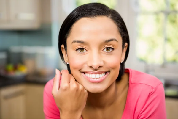 Usměvavá brunetka v kuchyni — Stock fotografie