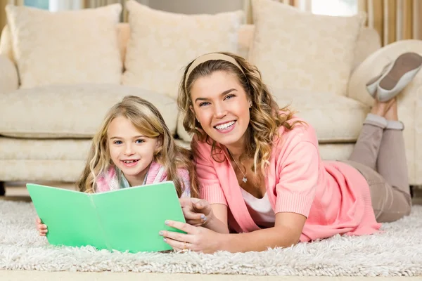 Ragazza felice sdraiata sul pavimento — Foto Stock