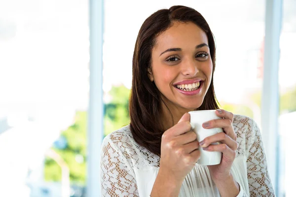 Chica joven beber su té — Foto de Stock