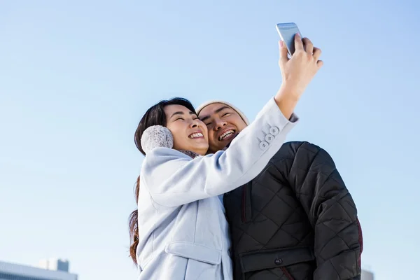 Coppia carina scattare selfie — Foto Stock