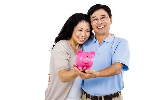 Gelukkige paar houden een piggy bank — Stockfoto