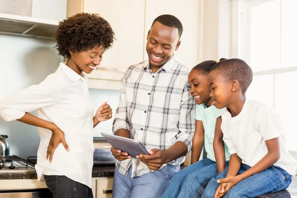 Glückliche Familie schaut aufs Tablet — Stockfoto