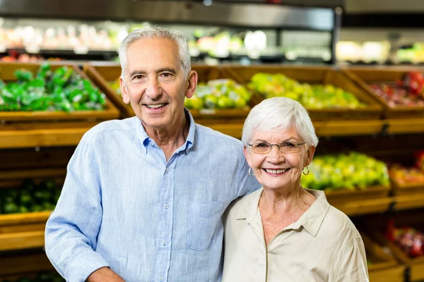 Lächelndes Seniorenpaar im Lebensmittelladen — Stockfoto