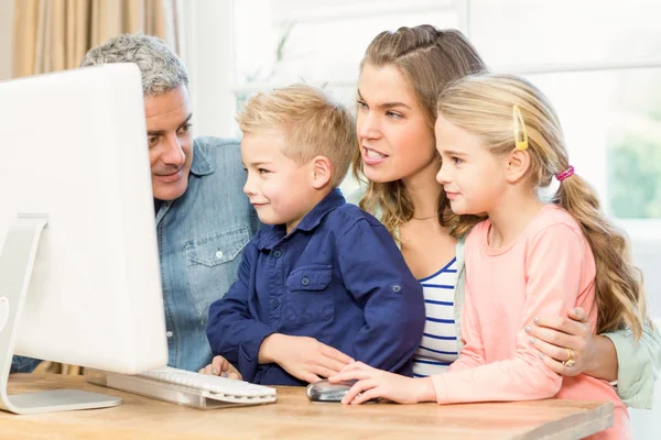 Met behulp van de computer en gelukkige familie — Stockfoto