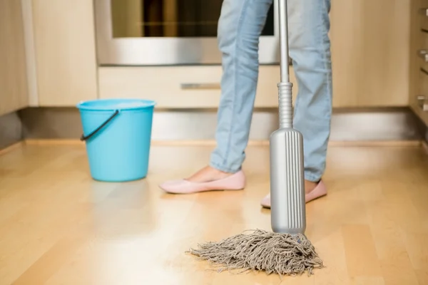 Mulher limpando o chão com esfregona — Fotografia de Stock