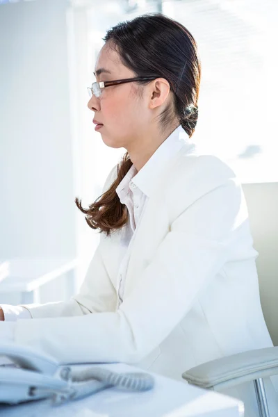 Mujer de negocios seria trabajando en su escritorio — Foto de Stock