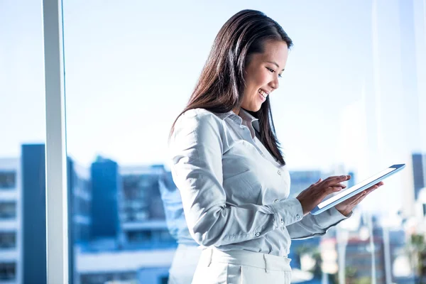 Mujer de negocios sonriente usando tableta —  Fotos de Stock