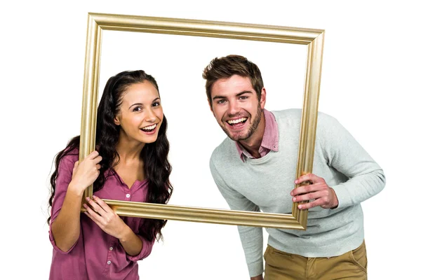 Feliz casal segurando quadro de imagem — Fotografia de Stock