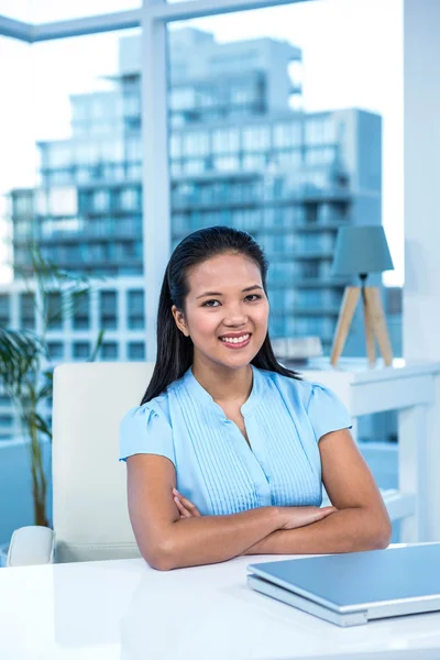 Smiling businesswoman with arms crossed — Stock Photo, Image