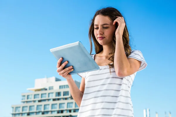 Chica joven usando su tableta —  Fotos de Stock