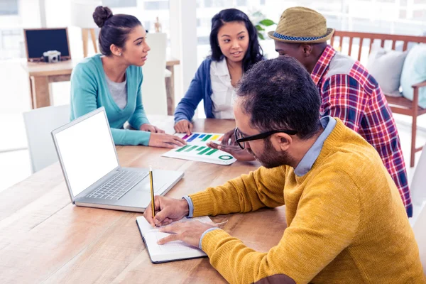 Gente de negocios que trabaja en Creative Office —  Fotos de Stock