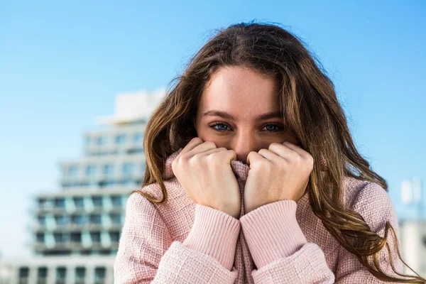 Menina escondendo a boca — Fotografia de Stock