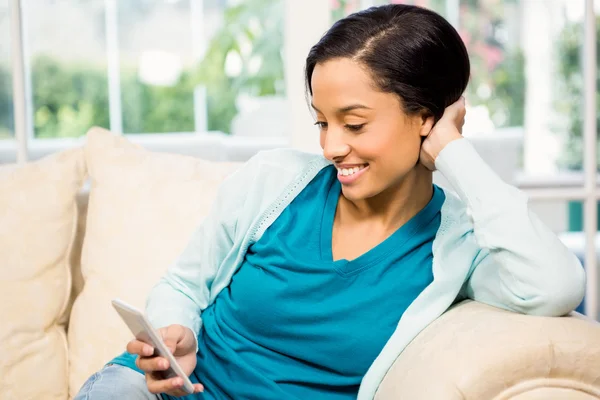 Smiling brunette using smartphone — Stock Photo, Image