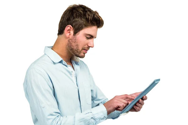 Beau homme utilisant une tablette — Photo