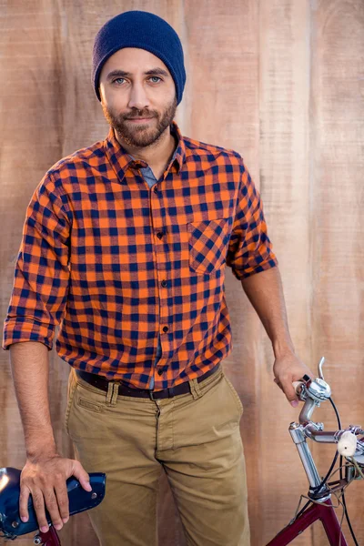 Бизнесмен, стоящий с велосипедом — стоковое фото
