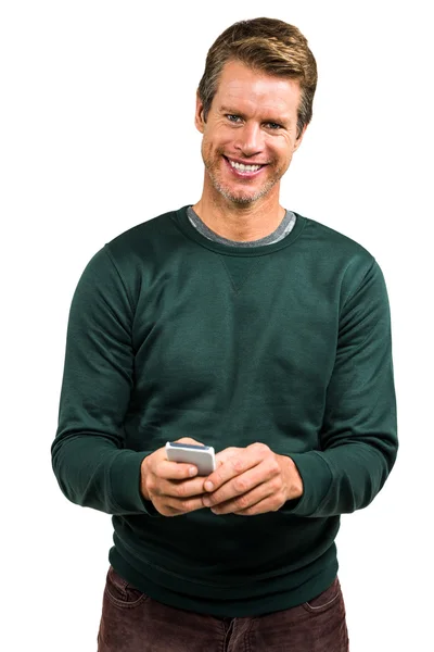Portret van lachende man gebruikend smartphone — Stockfoto