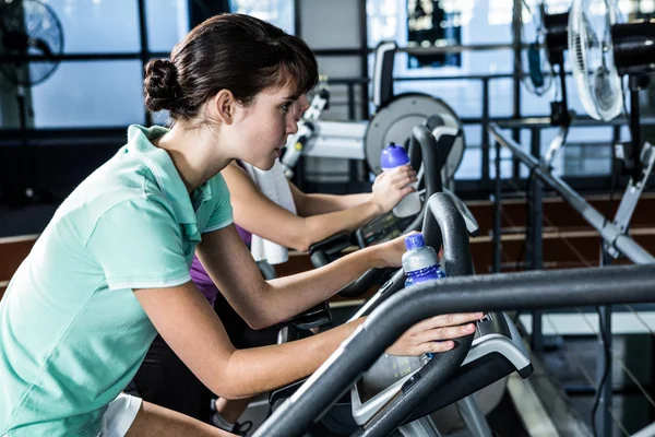 Ajuste de las mujeres usando bicicleta —  Fotos de Stock