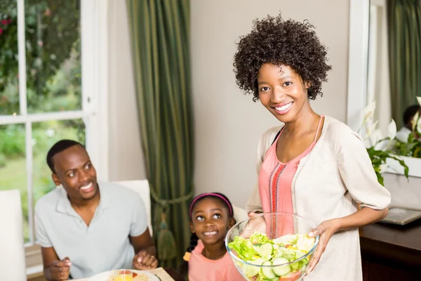 Lächelnde Mutter serviert Essen — Stockfoto