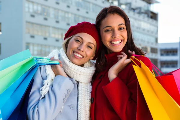 Två tjejer gör shopping — Stockfoto